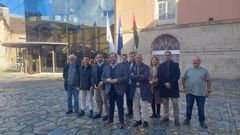 Alberto Pazos, portavoz del PP en el Parlamento Gallego, acmpaado de otros miembros del partido en el Rectorado de la Universidade da Corua