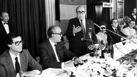 Iglesias Corral (de pie), con Calvo Sotelo en una reunin de la UCD en A Corua.