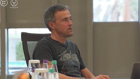 Luis Enrique en una sesi�n de trabajo con el cuerpo t�cnico de la selecci�n absoluta durante la Supercopa de Espa�a