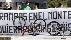 Un grupo de ciclistas se manifest� en los juzgados por las trampas en los montes