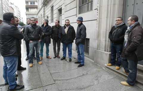 Los representantes del comit� de empresa, a la entrada de los juzgados, en Pontevedra. 