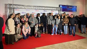 Samuel Koufie, en el centro, rodeado de familiares de las 21 v�ctimas del Villa de Pitanxo, el 7 de marzo del 2026, cuando recibi� en Santiago uno de los premios 10 de Marzo, de CC.OO. Galicia.