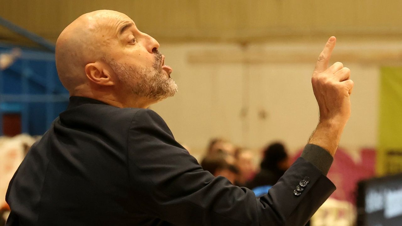 Lino López, técnico del Baxi Ferrol: «Las probabilidades de pasar de ronda son muy pocas o nulas»