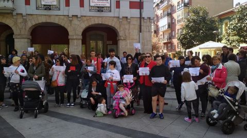 Concentraci�n contra la sentencia de la Manada, en la plaza del Ayuntamiento de Mieres