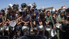 Palestinos haciendo cola ayer para recibir comida en Khan Yunis, en el sur de la Franja de Gaza.