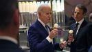 Joe Biden responde a preguntas de la prensa mientras se come un helado con Seth Meyers.