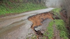 Desprendimiento en la carretera de la Diputaci�n de Cervantes que une San Marti�o da Ribeira con Vilaquinte, por Quindous