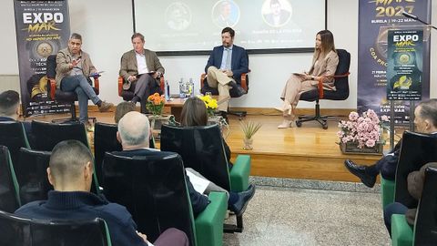 Torcuato Teixeira, asesor jur�dico de la Federaci�n Nacional de Cofrad�as de Pescadores; Javier Garat, secretario general de Europ�che; Rafael de la Figuera, director general de Pesca Sostenible en el Ministerio de Pesca; y Luc�a Rodr�guez, moderadora, en el debate sobre gesti�n pesquera de las Xornadas Expomar 2026.