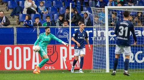 Tomeu Nadal, junto a Dani Calvo, durante el Oviedo-Granada