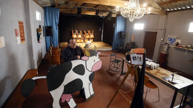 <span lang= gl >En imaxe de arquivo, Teatro das Cortes, en Xestoso, no Vicedo, onde se organizan diferentes actividades para fomentar a cultura desde a aldea</span>