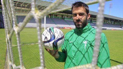 Joselu, con el bal�n de Barreiro firmado por sus compa�eros