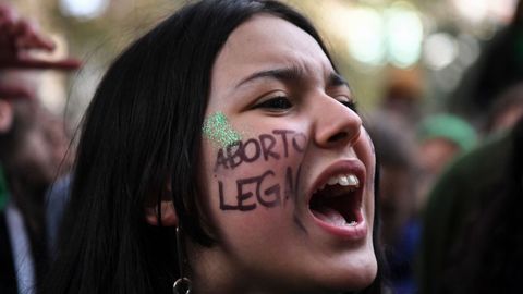 Manifestantes proabortistas y contrarios a la legalizaci�n se manifestaron frente al Parlamento de Buenos Aires durante el debate del proyecto del ley