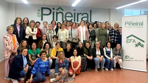 La EFA Pi�eiral de Arz�a fue el escenario de un reencuentro de antiguos alumnos por el aniversario de las escuelas familiares agrarias de Galicia para el desarrollo de la formaci�n reglada, profesional y continua en el rural. La cita cont� con la charla de Katu Mart�nez. i. mart�n