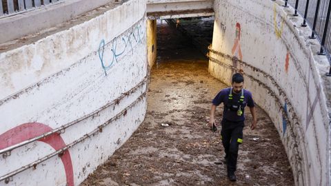 Un miembro de proteccin civil comprueba uno de los pasos inferiores anegados en Aldaia (Valencia)