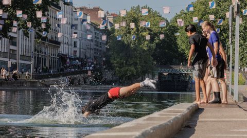 Francia, en alerta roja.Varios jóvenes se refescan en el canal Saint Martin, en París, que, al igual que otros 16 departamentos, decretó la alerta roja por calor asfixiante. zuma vía e.p.