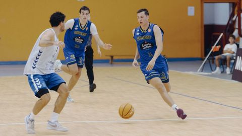 Martn Fernndez, COB, intenta controlar el baln.