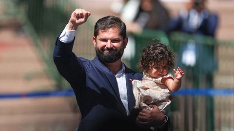 Gabriel Boric, con su hija Violeta en brazos, saluda tras ceder la jefatura del Estado a Jos� Antonio Kast
