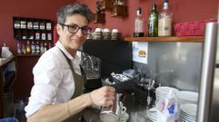 Amor P�rez  preparando un caf� en su local del mercado de A Magdalena