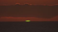El rayo verde, sobre el horizonte, visto desde la costa de Loiba