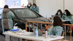 Reparto de los envases en los que se recogen las muestras para el cribado masivo que se est� realizando en Monforte