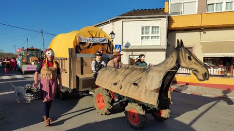 Una original caravana del Oeste en el desfile de comparsas de este s�bado