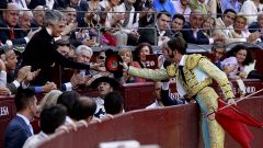El diestro Juan Jos� Padilla entrega la montera a Adolfo Su�rez Illana en Las Ventas.