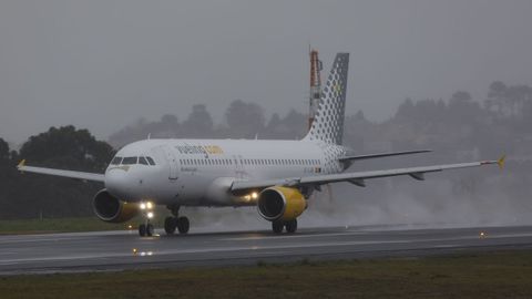 Avi�n de Vueling despegando de Alvedro con destino a Gatwick