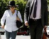 La mujer de Li�ares entrando ayer en los juzgados de Lugo