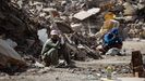 Varias personas en La Guaira junto a los escombros provocados por el derrumbe de edificios tras el doble terremoto en Venezuela