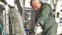 Dotaci�n del �Cantabria� revisando el material