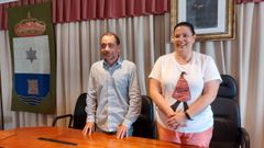 Juan Fari�a, de Alternativa dos Veci�os, y la alcaldesa de Bergondo, Alejandra P�rez