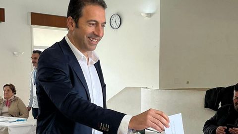 Alfonso Villares, exalcalde de Cervo y nmero 3 en la lista del PP por Lugo al Parlamento de Galicia, depositando su voto en una mesa electoral del municipio mariano