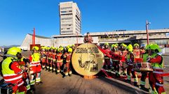 Los bomberos devuelven su medalla de oro al Ayuntamiento. El alcalde de Vigo en el 2009, Abel Caballero, entreg la medalla de oro a los bomberos de la ciudad en un acto que hoy los homenajeados repudian. Por eso han devuelto de manera simblica la medalla, mucho ms grande, de  porexpn y con el rostro sonriente del regidor serigrafiado. Es la forma que tienen los bomberos de decirle a Caballero que su apoyo al colectivo se demuestra con hechos y no actos huecos. 