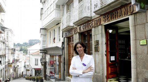 María Sánchez es la actual propietaria de la farmacia Couceiro, en la medieval calle de los Prateiros, y representa la novena generación familiar al frente de un establecimiento que tiene sus orígenes a finales del siglo XVII (la primera mención escrita data de 1719, pero la farmacia ya llevaba tiempo abierta). Un ejemplo de cómo actualizar la tradición y llevarla al siglo XXI