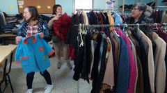 De izquierda a derecha, Loli, Susana y Dolores, tres de las colaboradoras de Cáritas, el jueves en el ropero