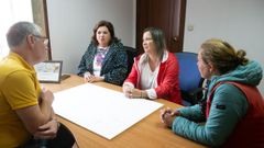 Cristina Capeln, reunida con miembros de la cofrada de Muros y la concejala Caridad Gonzlez.