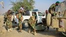 Talibanes pertrechan un veh�culo militar para prepararse contra los ataques de Pakist�n en la provincia de Torjam, en la frontera.
