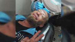 Un grupo de brit�nicos paga 100 euros a un sintecho en una despedida de soltero por tatuarse la frente