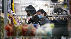 Los clientes de las tiendas ya no tendr�n que llevar mascarilla a partir de este mi�rcoles