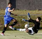 Mauro Quiroga, intentando superar con el bal�n la salida del joven meta chairego �ngel.
