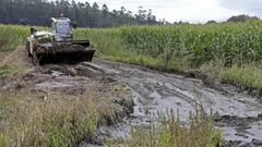 Retirada de purines de un arroyo que comunica con el ro Tambre