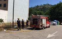 El GES de O Barco de Valdeorras trabajando en la extinci�n de un peque�o incendio en un solar. 