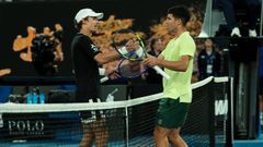 Alex de Mi�aur y Carlos Alcaraz, tras la exhibici�n en la que participaron el 15 de enero.