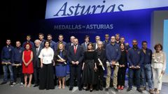  Foto de familia con todos los galardonados en las Medallas de Asturias 2019 y el presidente del Principado, Adrin Barbn 
