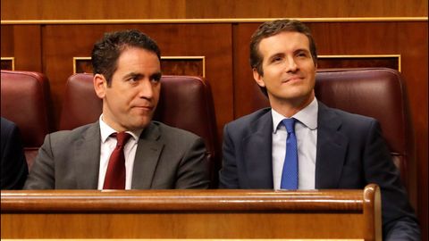 Pablo Casado (dcha), l�der del PP, y Teodoro Garc�a Egea, secretario general del partido.