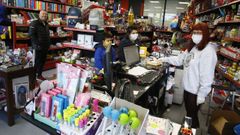 Bego�a Garc�a reabri� ayer al p�blico la papeler�a Carlin, en Viveiro, tras m�s de 40 d�as