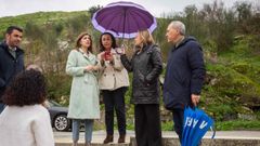 La conselleira de Medio Ambiente e Cambio Clim�tico, �ngeles V�zquez, acompa�ada de la alcaldesa de Mar�n, Mar�a Ramallo, este jueves en Mogor