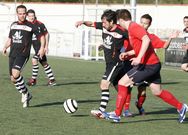 Fran, que conduce el bal�n, fue el hombre clave en el derbi comarcal ante el Broll�n. 