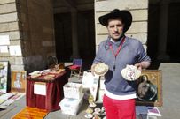 El artista regal� sus creaciones a los pies de Raxoi. 