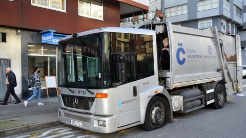 Un camióncon las ruedas pinchadas durante el conflicto con el servicio de recogida de la basura en febrero del 2022